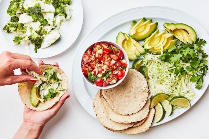Tacoji iz avokada, mehiška salsa, cvetača in peteršilj, obloge iz ribjih tortilj kot lahek aperitiv