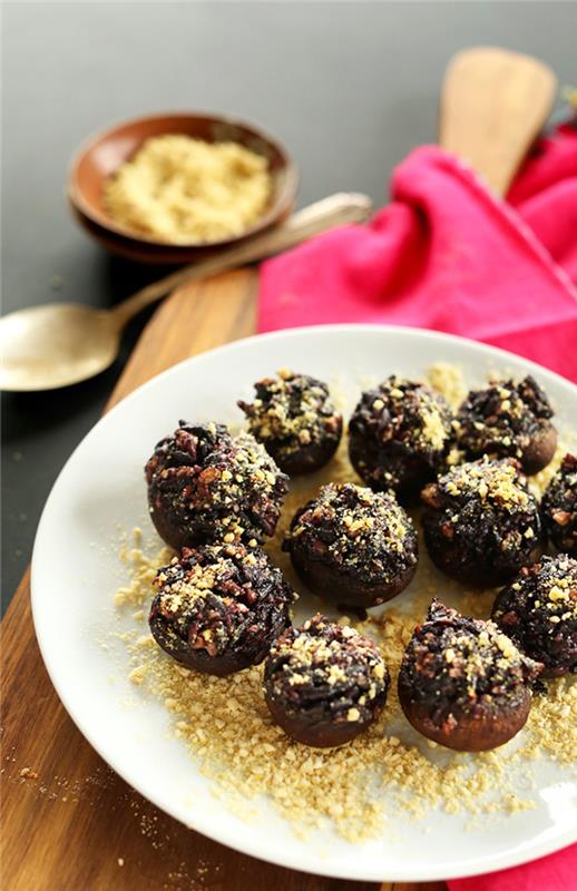 Veganski antipasti e un'idea con dei funghi ripieni di riso nero