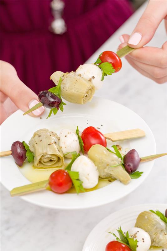 Antipasti vegetariani e un'idea con spiedini di verdure e mozzarelle piccole