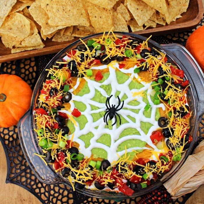 cadılar bayramı yemeği için örümcek ağı nacho sosu, meksika cadılar bayramı sosu