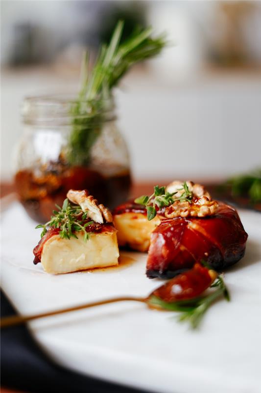 eleganten aperitivni obrok, ki ga delite s prijatelji brie, obložen s pršutom s svežimi timijanovimi orehi, figovo marmelado za okras
