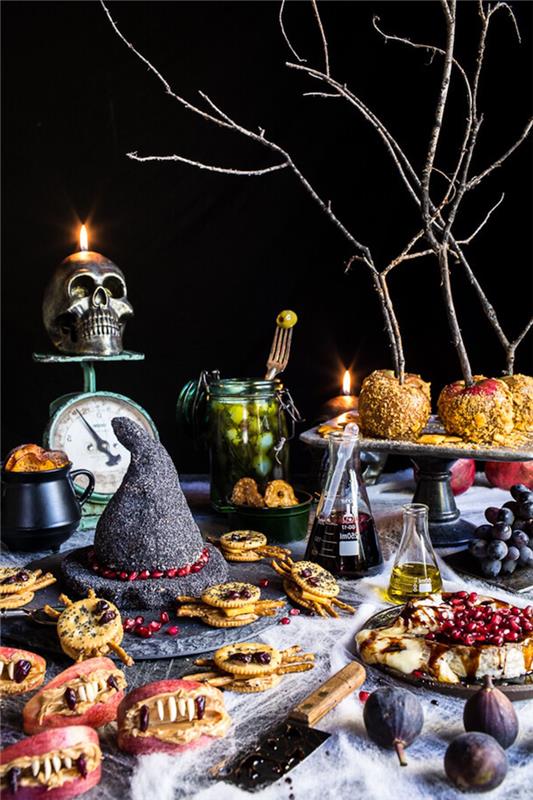 cadılar bayramı akşam yemeği aperitifi çok çeşitli mezeler cadı şapkasıyla süslenmiş bir masa