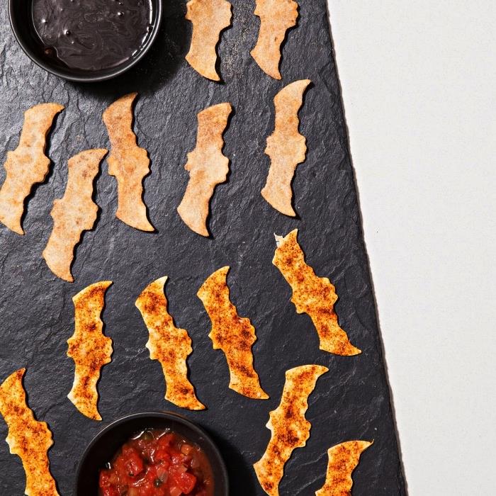 Tortilla yarasaları, hızlı meze ile lezzetli salsa ve siyah fasulye humusu