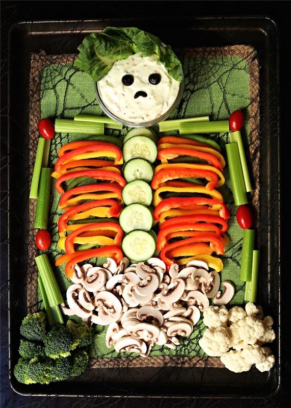 cadılar bayramı aperitifi için iskelet şeklinde çiğ sebze tabağı, sebze iskeleti