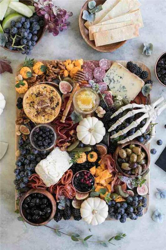 aperatif cadılar bayramı meyve tabağı peynir ve zeytin iskelet dekorasyonu