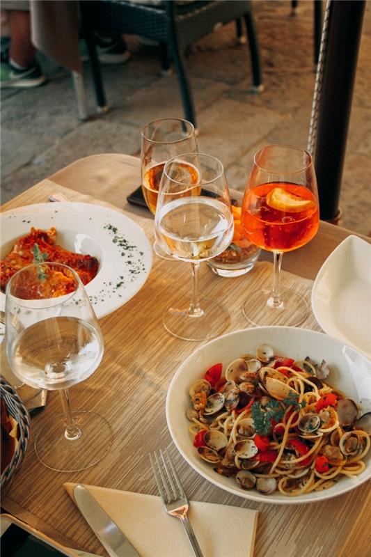 Italijanski aperitiv, romantična večerja, poletna paradižnikova omaka z morskimi sadeži