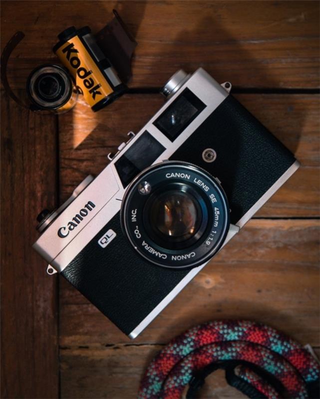 canon filmska kamera s kodak filmom, ideja za božično darilo za moškega, ki se navdušuje nad fotografijo