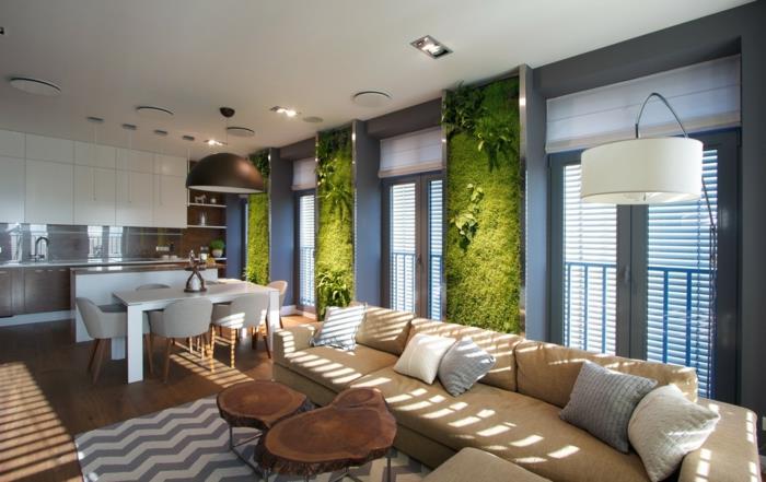 uždaras žalias sodas, smėlio spalvos sofa, žalios samanų sienos, bagažinės stalas, smėlio spalvos sofa