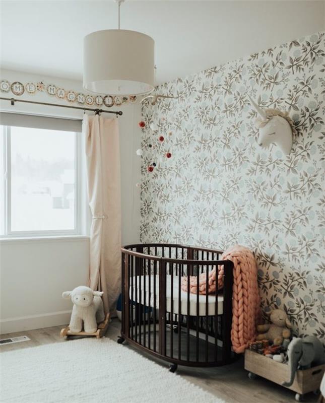 çocuk duvar kağıdı, kız bebek odası, tekerlekli kahverengi ahşap beşik, beyaz halı, ahşap oyuncak kutusu, goblen, çiçek desenli