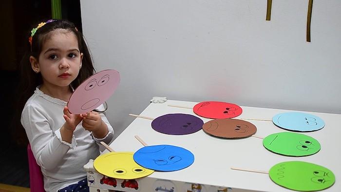 renkleri öğrenmek ve insan duygularını ayırt etmek için montessori etkinliği, çocuklar için kolay el işleri