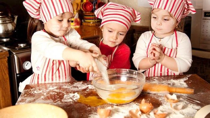 mutfağı eriten restoran şefleri gibi giyinmiş çocuklar için ilk yemek kursu, çocuk böreği