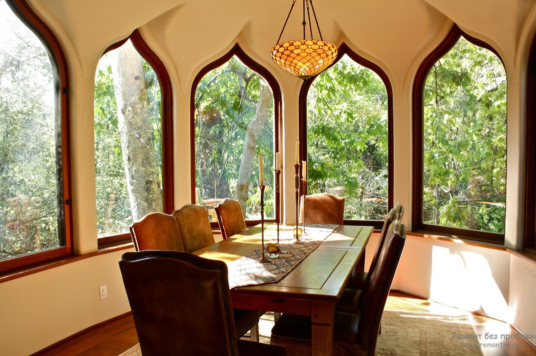 Skliautinės lubos, lancetiniai langai ir kilimas yra arabiški elementai