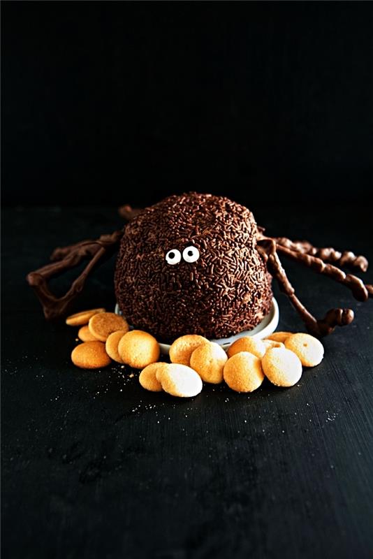 kolay ve orijinal Halloween tatlısı, küçük kurabiye ile servis edilen örümcek tarzı cheesecake topu