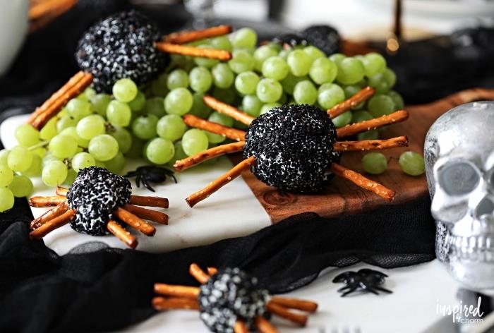 cadılar bayramı aperitifi için peynirli küçük örümcekler, siyah susam ve simit, cadılar bayramı için mezeler