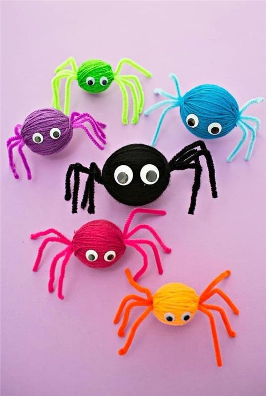 Boru temizleyicileri ve kıpır kıpır gözleri olan renkli yün toplarda kendin yap örümcekleri, anaokulu cadılar bayramı maanuelle aktivite fikri