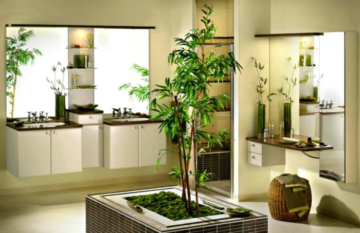atspalvio kambarinis augalas, žalias vonios kambarys, vonios kambario „pinterest“, pakabinamas augalas, sala vonios centre su mažu medžiu, kabančios baltos ir rudos spalvos baldai