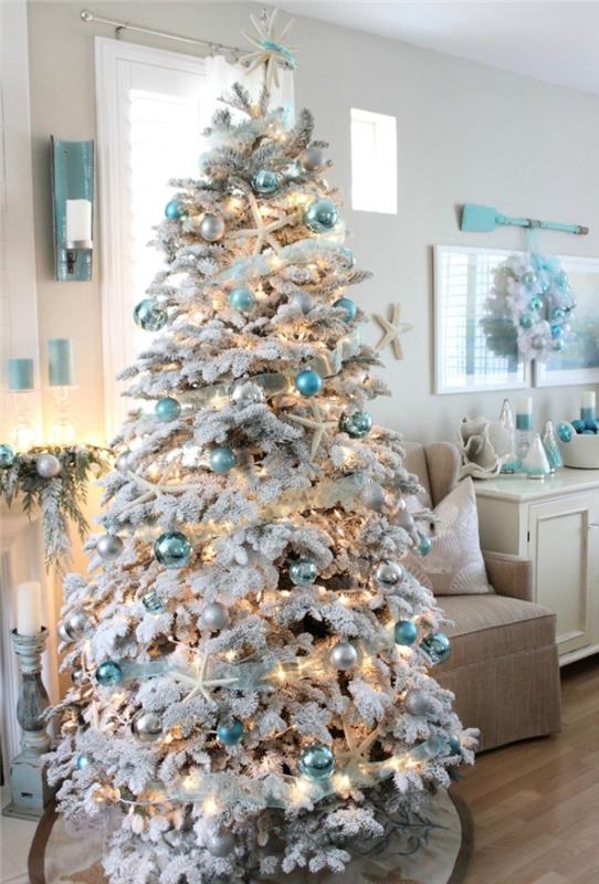 turkuaz ve beyaz süslemelerle süslenmiş karlı ağaç modeli, deniz kenarı temasında bir Noel dekorasyonu yapın