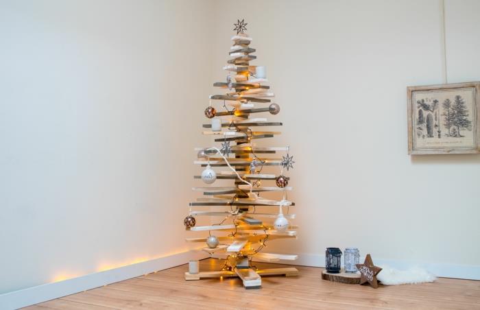 palet panolarında çam ağacı, Noel topları ve dekoratif kar taneleri, dekoratif kavanozlar, İskandinav resmi