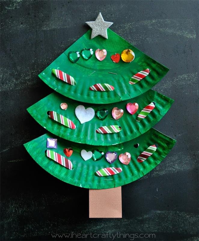 perdirbta žalia mufino dėžutė, kad būtų pagaminta Kalėdų eglutė, papuošta cirkoniais ir kitomis mažomis dekoracijomis, „pasidaryk pats“ Kalėdų eglutė