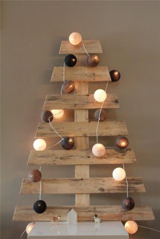 Božično drevo v paleti okrašeno s svetlečimi kroglicami