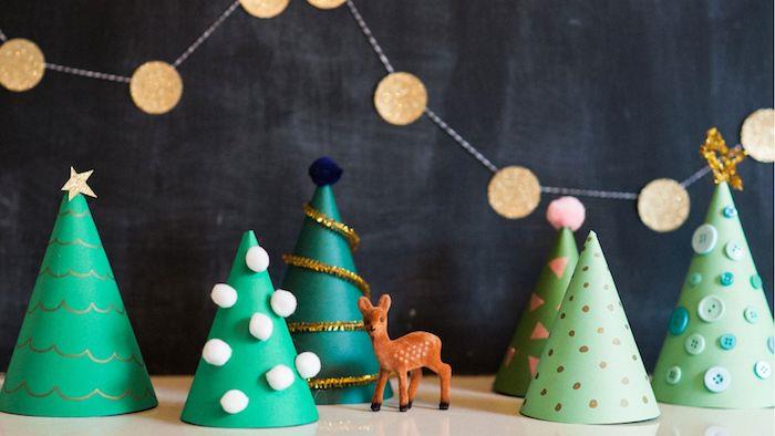 renkli düğmeler, boru temizleyici, beyaz ponponlar, kağıttan Noel dekorasyonu ile süslenmiş kağıt koni boel ağacı