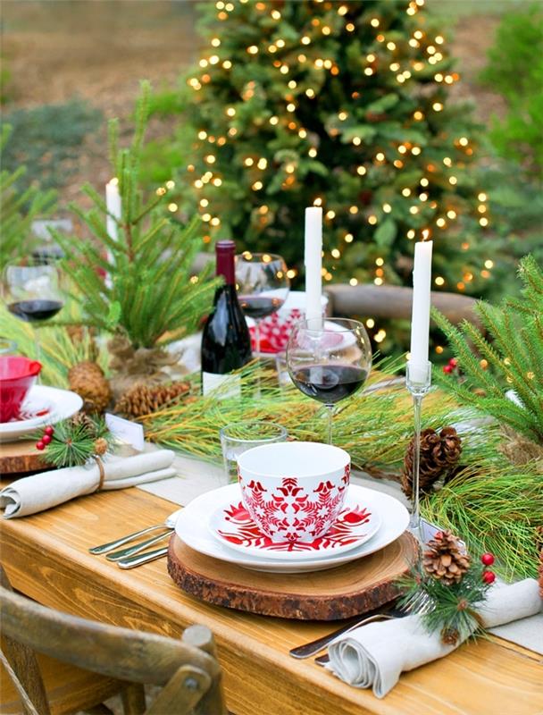 zunanja dekoracija božičnega drevesa lahka girlanda najlepše božične mize lesena pralna miza skleda rdeči vzorci
