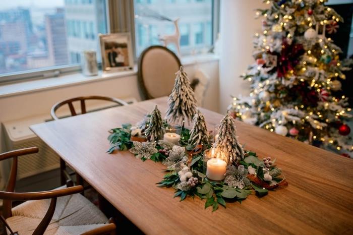 „Pasidaryk pats“ Kalėdų stalo dekoravimas žaliais lapais ir netikrais medžiais, kaip papuošti kaimiško stiliaus Kalėdų stalą „pasidaryk pats“