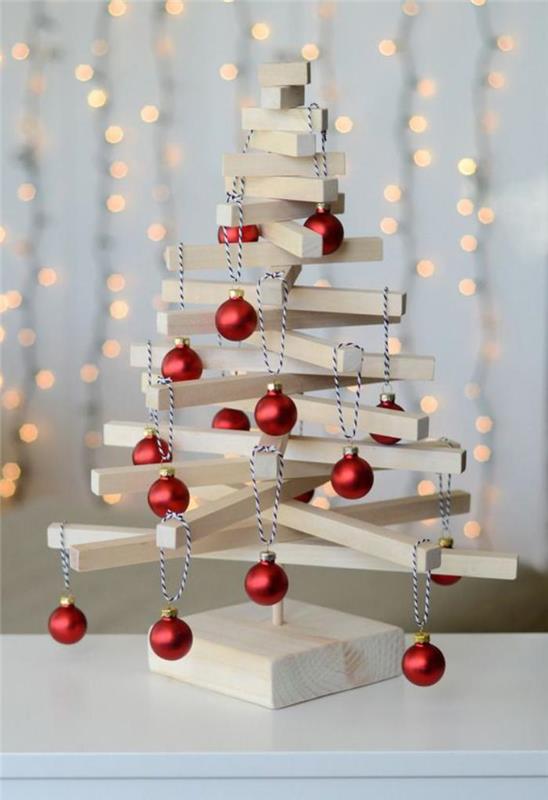 božične jelke-letvice-iz-lahkega lesa-rdeče-božične kroglice