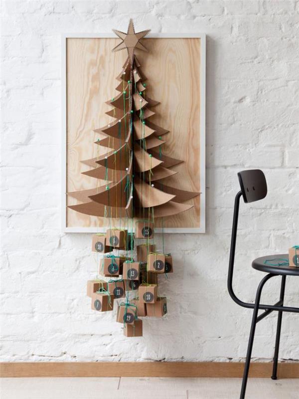 original-božično drevo, ki visi na steni božičnega drevesa