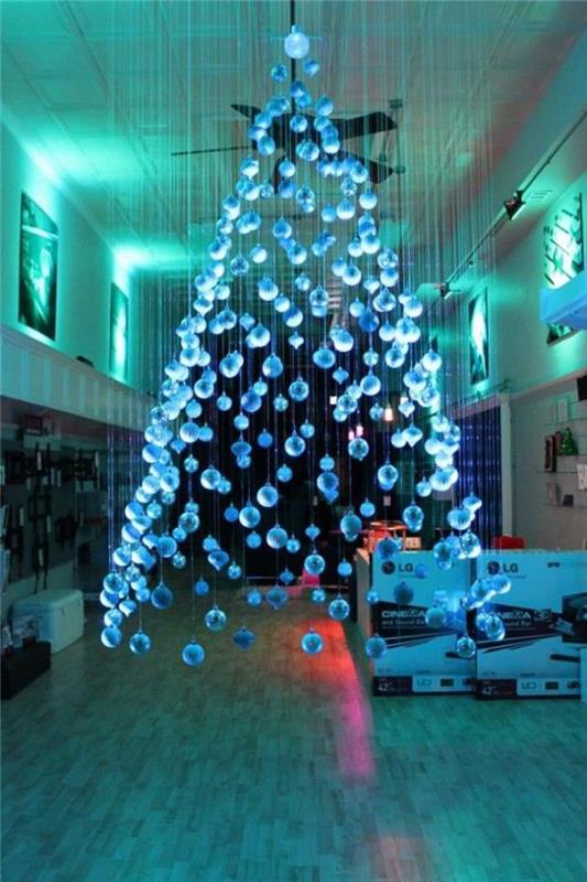 viseče-božično-drevo-modre-kroglice