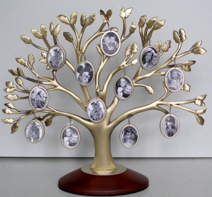 okrasni model v obliki zlatega drevesa z belimi in črnimi fotografijami članov družine, ki jih podari svoji babici