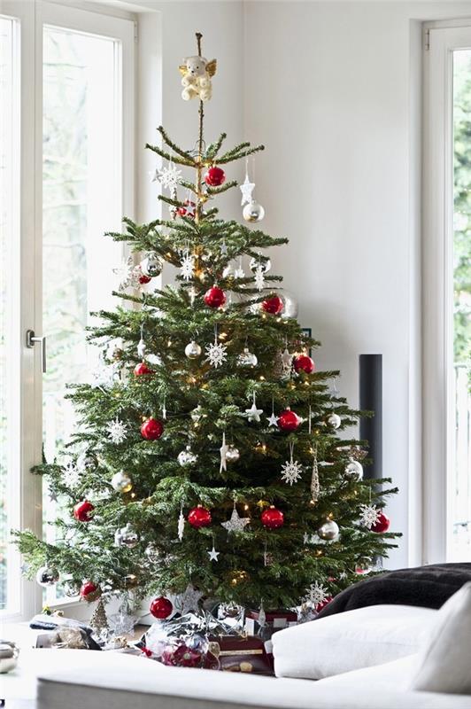 Kalėdų eglutė gamtos stiliaus deko tema raudona ir balta eglutės dovanos raudono popieriaus įvyniojimas