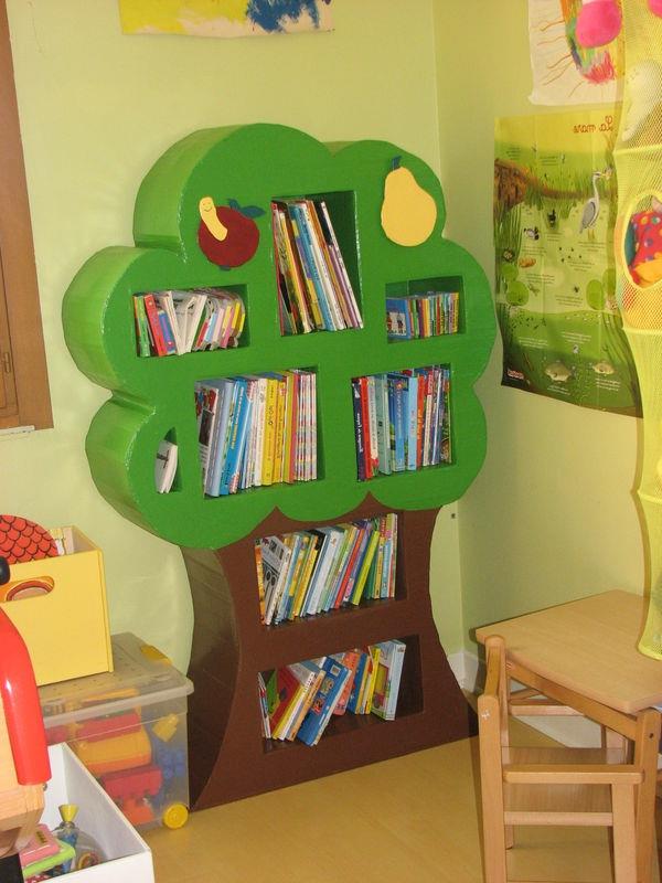 okroglo drevo-otroška knjižnica-pohištvo
