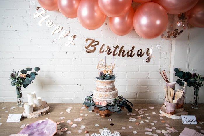 30 -ojo gimtadienio tema kaimiškas prašmatnus, baliono arka, pyragas su natūralia puošmena ir lapų šakomis, popieriniai konfeti