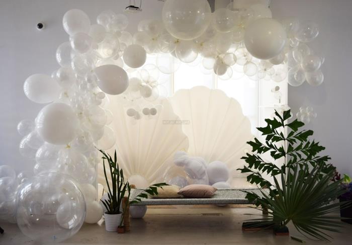 svetainė, baltų balionų arka, žali augalai, pilka svetainė, didelis baltas kriauklė