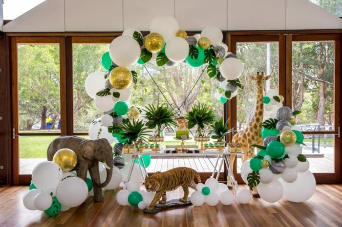 džiunglių tema vaikų gimtadienio dekoras, žaliai balti balionai, dideli langai nuo lubų iki grindų, tigras ir dramblys
