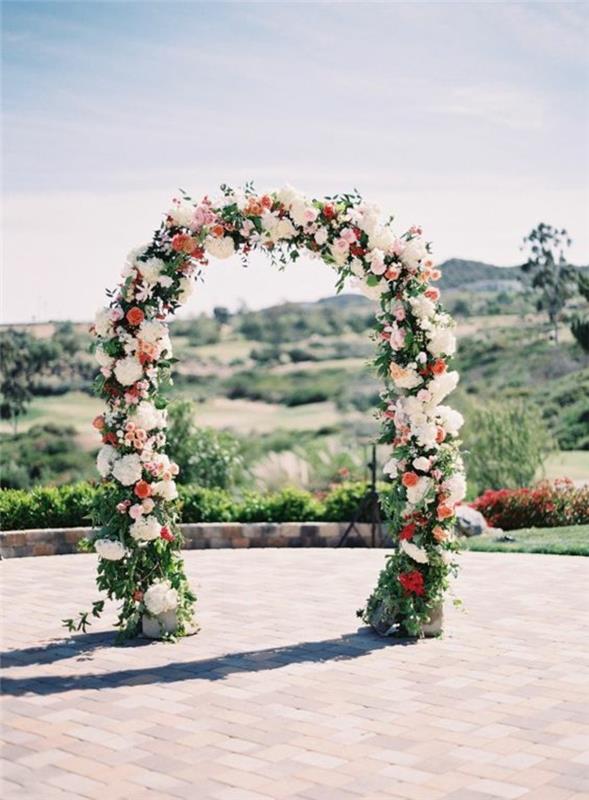 gėlių-arkos-lauko-vestuvių dekoravimo idėja