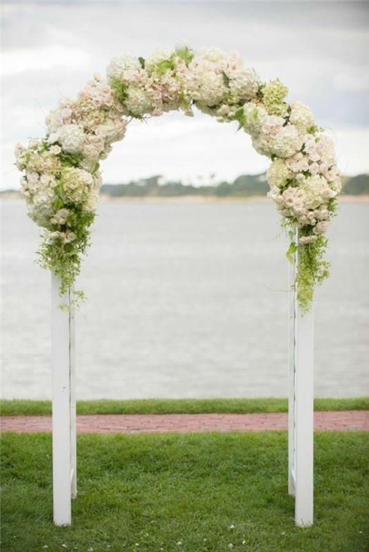 balta-gėlių-dekoratyvinė-klasika-vestuvių arka