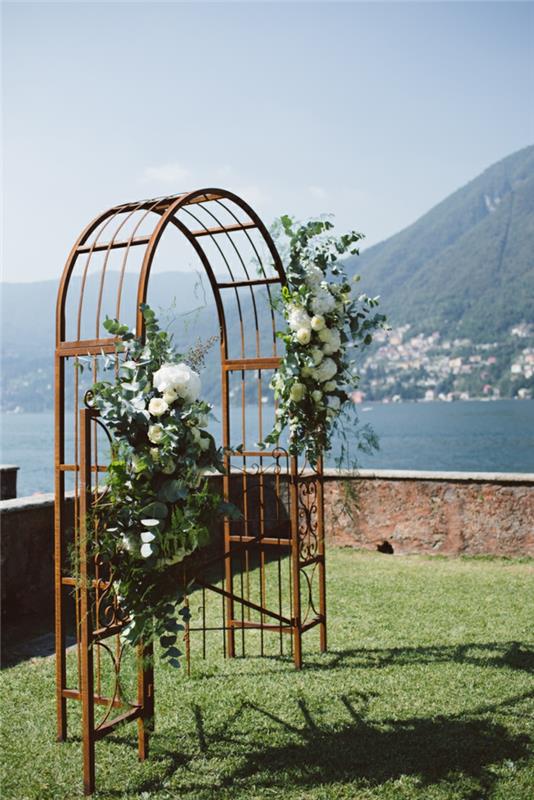 Düğün çiçek aranjmanı merkezinde çiçek aranjmanları düğün dağ ve deniz güzelliği doğa