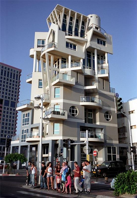 Fotoğraf Mark Pearson 22 09 2004 Tel Aviv, İsrail'in ticari başkenti Akdeniz'de 1 milyondan fazla insanı barındırıyor Modern şehir, 1930'lardan modern gökdelenlere kadar Bauhaus Sanat ve Tasarım Okulu'nun etkileri de dahil olmak üzere birçok farklı mimari tarza sahiptir.