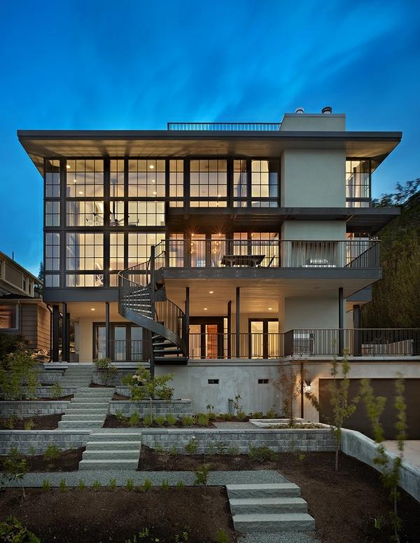 namo architektūra su išoriniais spiraliniais laiptais