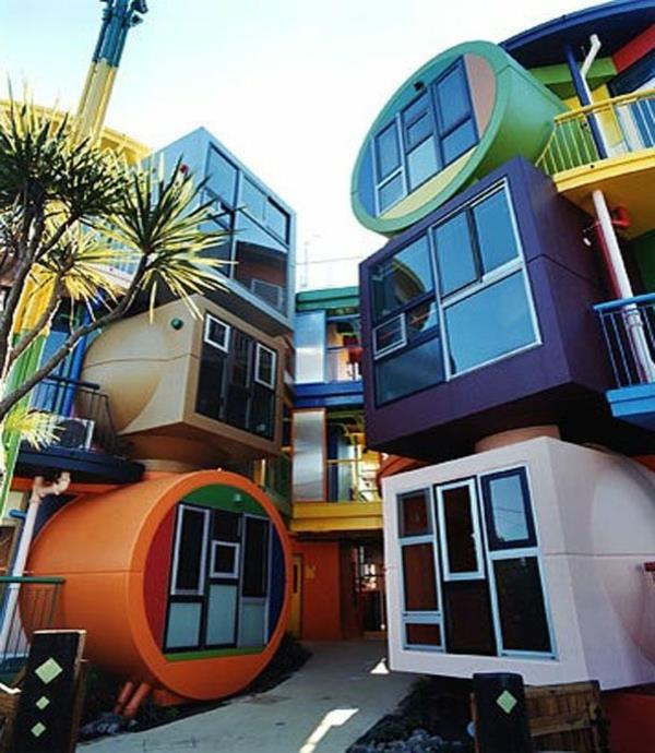 futuristinė architektūra ant pastato skirtingomis formomis ir spalvomis
