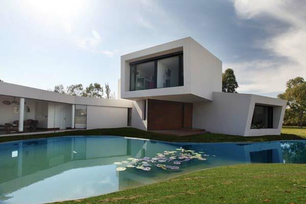 balta-minimalistinė architektūra