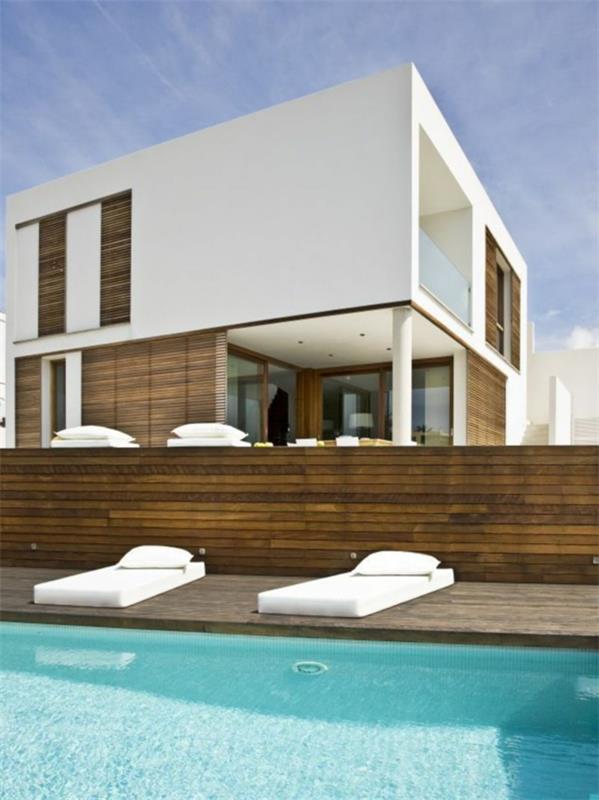 minimalistinės architektūros pavyzdys-baseinas-mediniai-kraštai