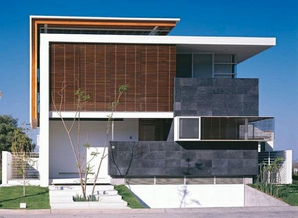 minimalistinės architektūros-balto-medinio namo