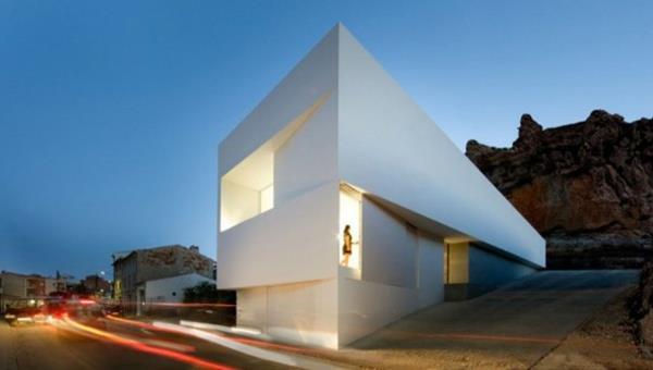 minimalistinės architektūros namą suprojektavo Frank-Silvestre