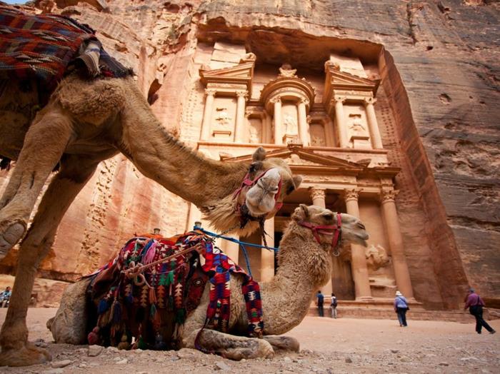 vernacular-architecture-Petra-in-dve kameli
