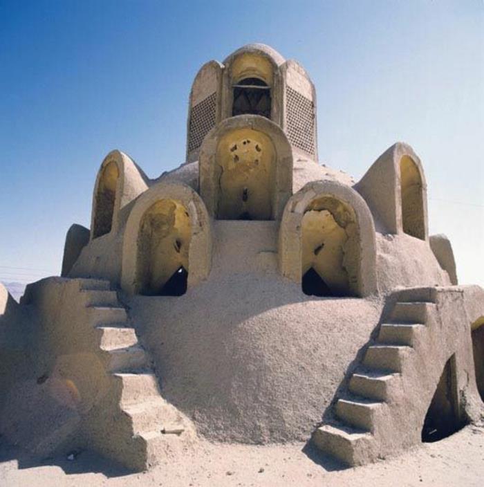 vernacular-architecture-simetrical-building
