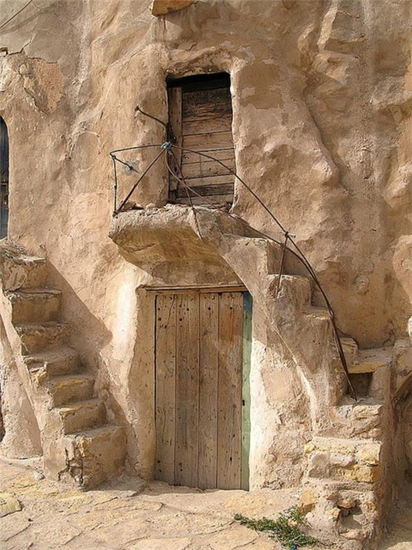 vernacular-architecture-in-stone-old-house