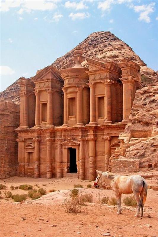 vernacular-architecture-in-red-stone